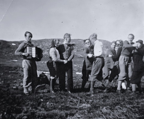 Folk på fredag 8. november – TIDENES FOLKEMUSIKK- OG FOLKEDANSKAVALKADE