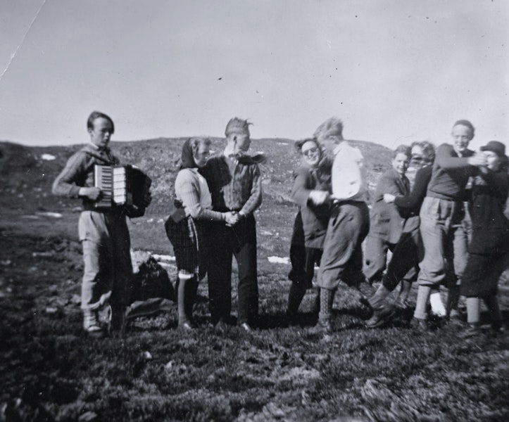 Folk på fredag 8. november – TIDENES FOLKEMUSIKK- OG FOLKEDANSKAVALKADE